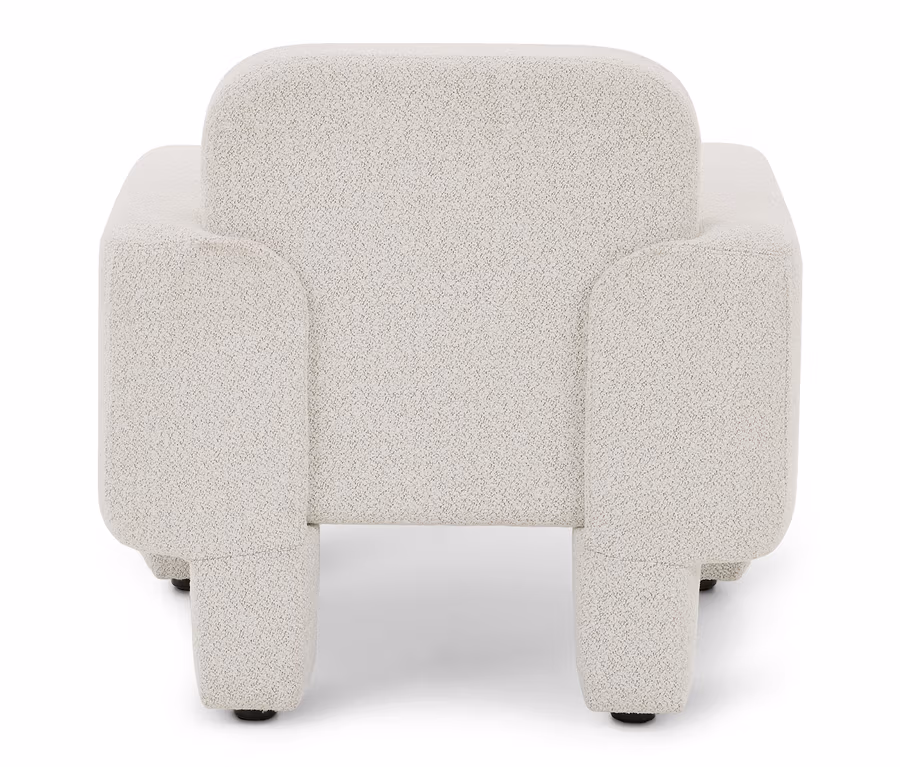 Un fauteuil moderne de couleur crème en tissu texturé effet bouclé, avec des bords arrondis et des accoudoirs épais, vu de face.