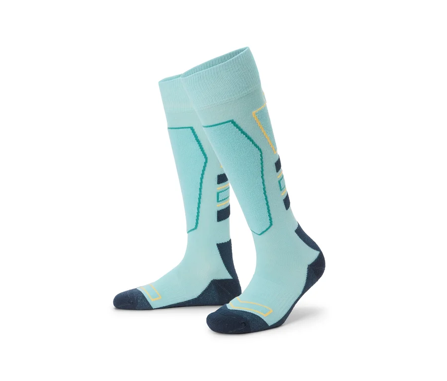 Paire de chaussettes de ski bleu clair avec détails colorés.