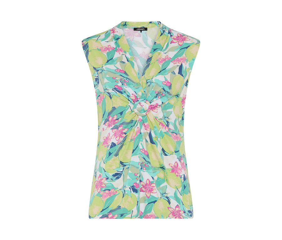 T-shirt Olsen sans manches avec col en V, un nœud décoratif à l'avant et un motif coloré de fruits vert clair, de fleurs roses et de feuilles turquoise sur fond blanc.