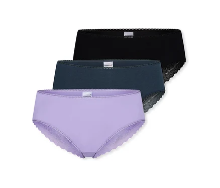 Trois culottes pour femmes empilées: noire en haut, bleu foncé au milieu et lavande en bas, toutes avec des bordures en dentelle et une étiquette Schiesser.