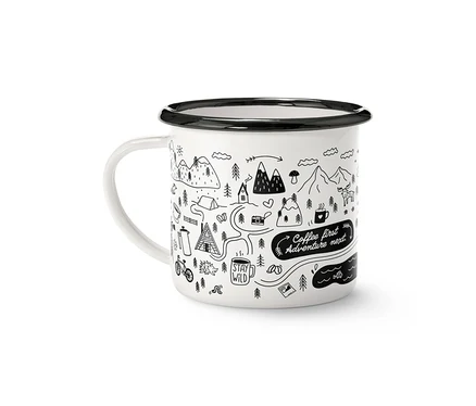 Mug à café en émail Adventure, 380 ml, blanc avec un rebord et une anse noirs, orné d'un dessin au trait noir représentant un paysage naturel avec des montagnes, des arbres, des tentes, un vélo et les textes « Coffee first Adventure next » et « Stay wild ».