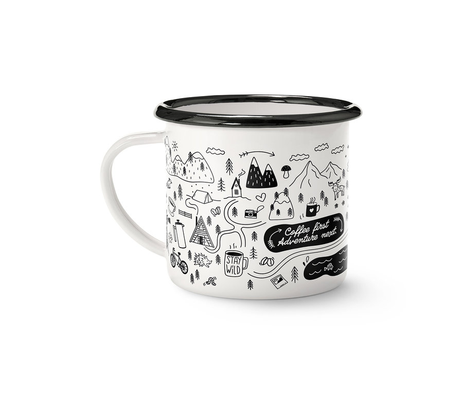 Mug à café en émail Adventure, 380 ml, blanc avec un rebord et une anse noirs, orné d'un dessin au trait noir représentant un paysage naturel avec des montagnes, des arbres, des tentes, un vélo et les textes « Coffee first Adventure next » et « Stay wild ».