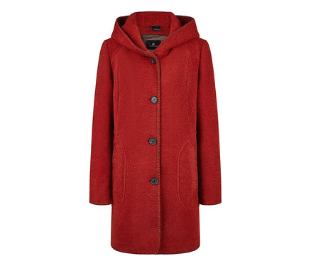 Manteau en laine rouge à capuche, avec trois boutons foncés et deux poches incurvées.