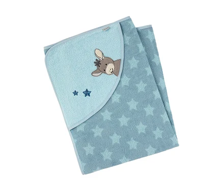 Serviette de bain bébé à capuche bleue pliée avec des étoiles bleu clair et une tête d'âne brodée sur la capuche, plus deux petites étoiles bleues.