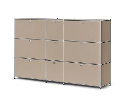 Meuble de rangement modulaire beige clair avec neuf compartiments, chacun doté d'une poignée argentée, encadré de métal argenté et reposant sur des pieds noirs.