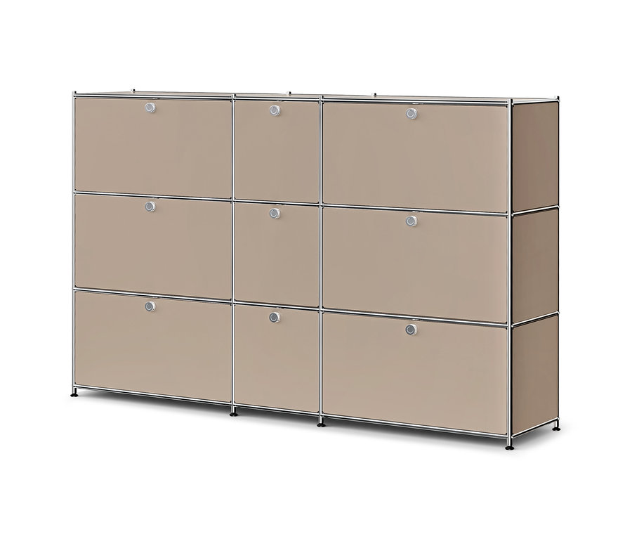 Meuble de rangement modulaire beige clair avec neuf compartiments, chacun doté d'une poignée argentée, encadré de métal argenté et reposant sur des pieds noirs.