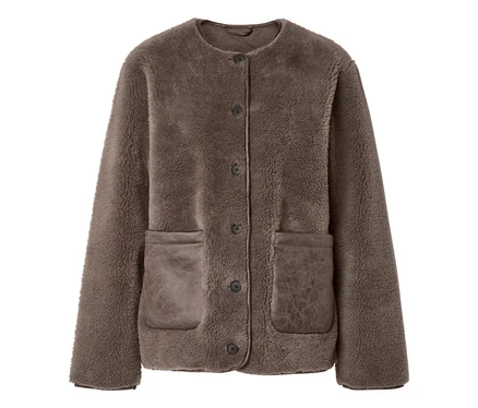 Veste teddy marron duveteuse avec col rond, fermeture boutonnée et deux poches plaquées à texture vieillie.