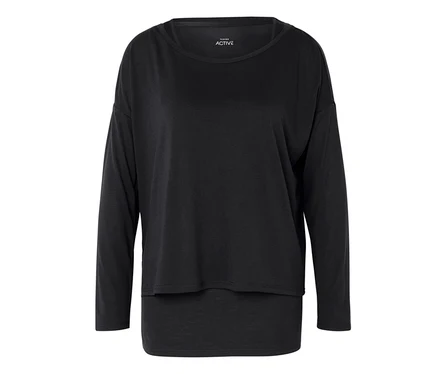 T-shirt noir à manches longues.