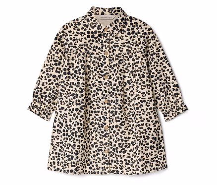 Une robe chemise beige pour enfant avec un imprimé léopard noir, un col, des boutons sur le devant et des manches longues froncées.