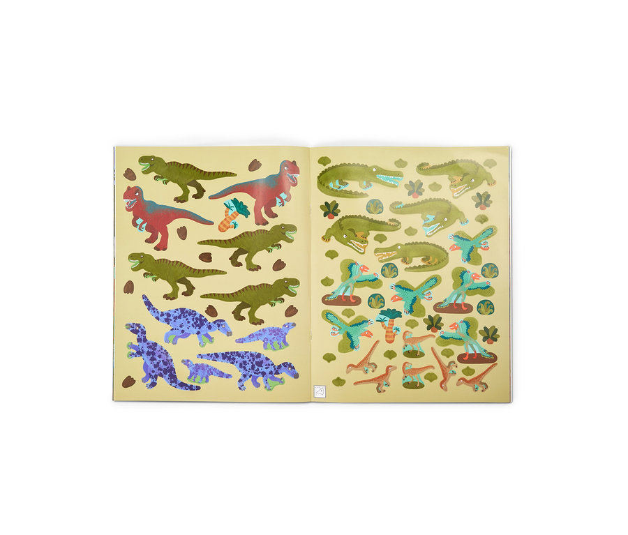 Deux pages d'autocollants de dinosaures: à gauche des dinosaures verts, rouges et tachetés de violet, à droite des crocodiles verts, des dinosaures ailés bleu-vert et de petits dinosaures bruns.