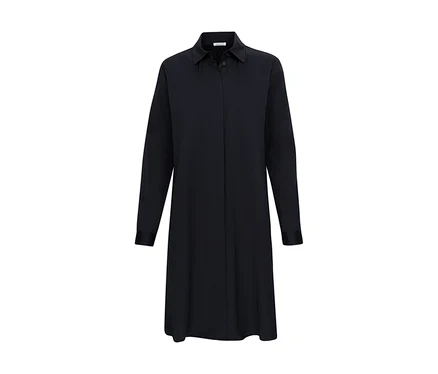 Robe chemise noire à manches longues avec col et boutonnage, en tissu texturé, sur fond blanc.