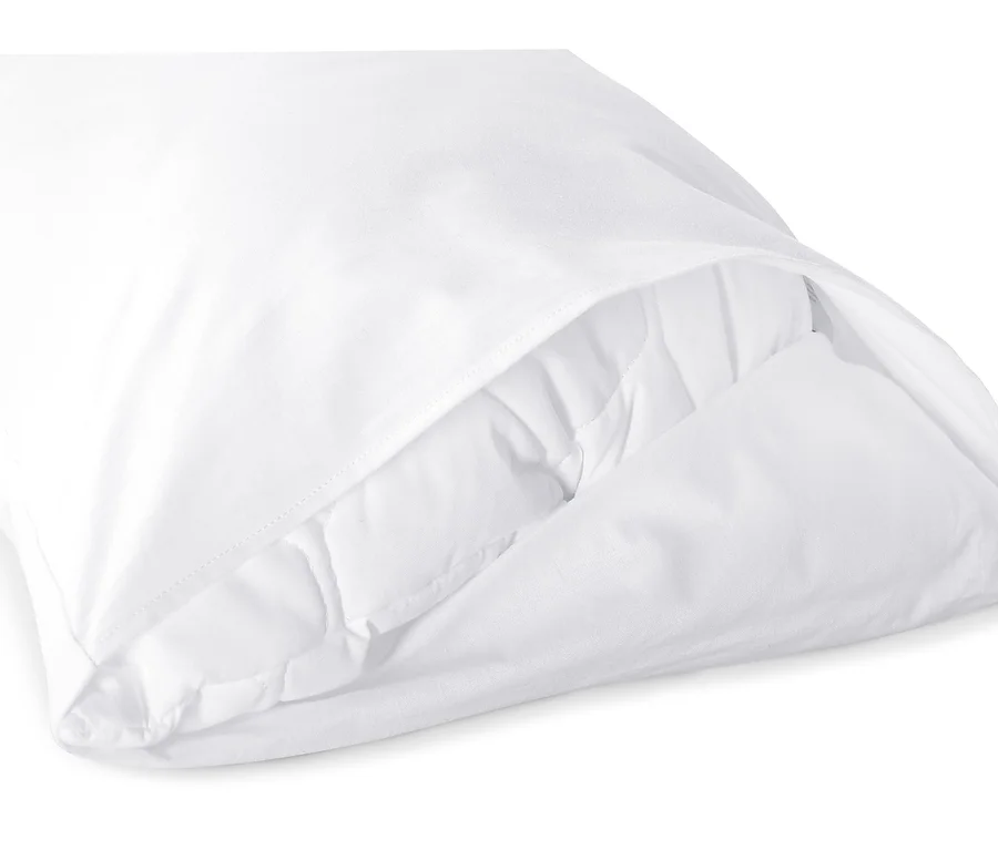 Gros plan d'un coussin latéral blanc.