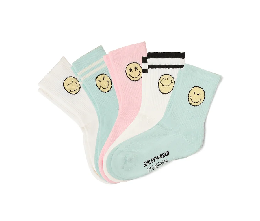 Cinq paires de chaussettes de tennis pour enfant SMILEYWORLD® en blanc, rose et vert sauge, chacune avec un visage souriant jaune. Certaines chaussettes ont des rayures.