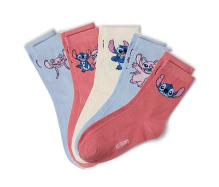 Cinq chaussettes sont placées côte à côte. Les chaussettes sont bleu clair, roses et crème. Il y a différents personnages Disney sur les chaussettes.