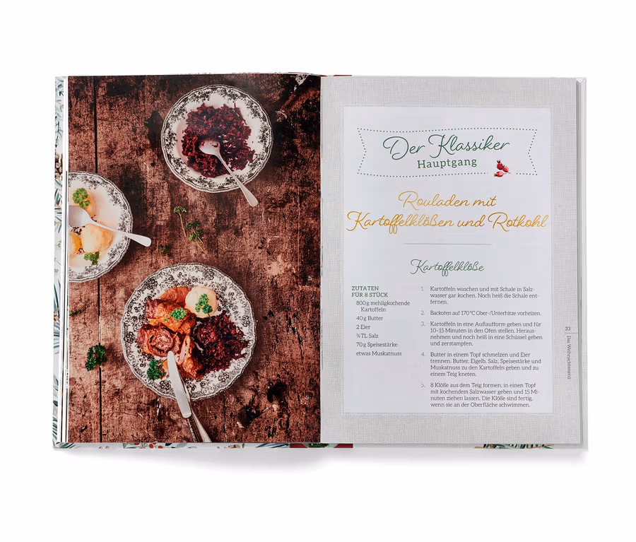Livre de cuisine ouvert présentant une recette et des photos de trois assiettes de roulades, de boulettes de pommes de terre et de chou rouge. Livre « Christmas is a feeling » (en allemand)
