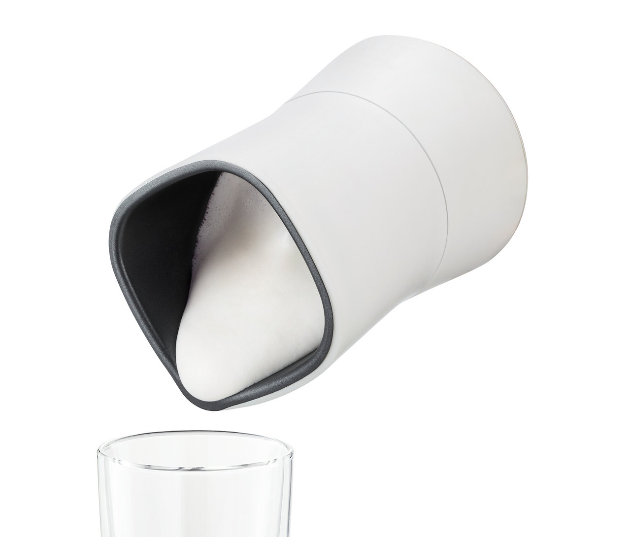 Un mousseur à lait électrique blanc verse de la mousse de lait dans un verre.