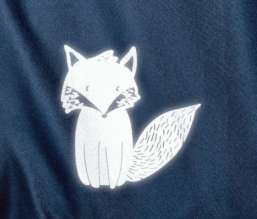 Gros plan sur une combinaison de pluie bleu marine ornée d'un renard blanc.