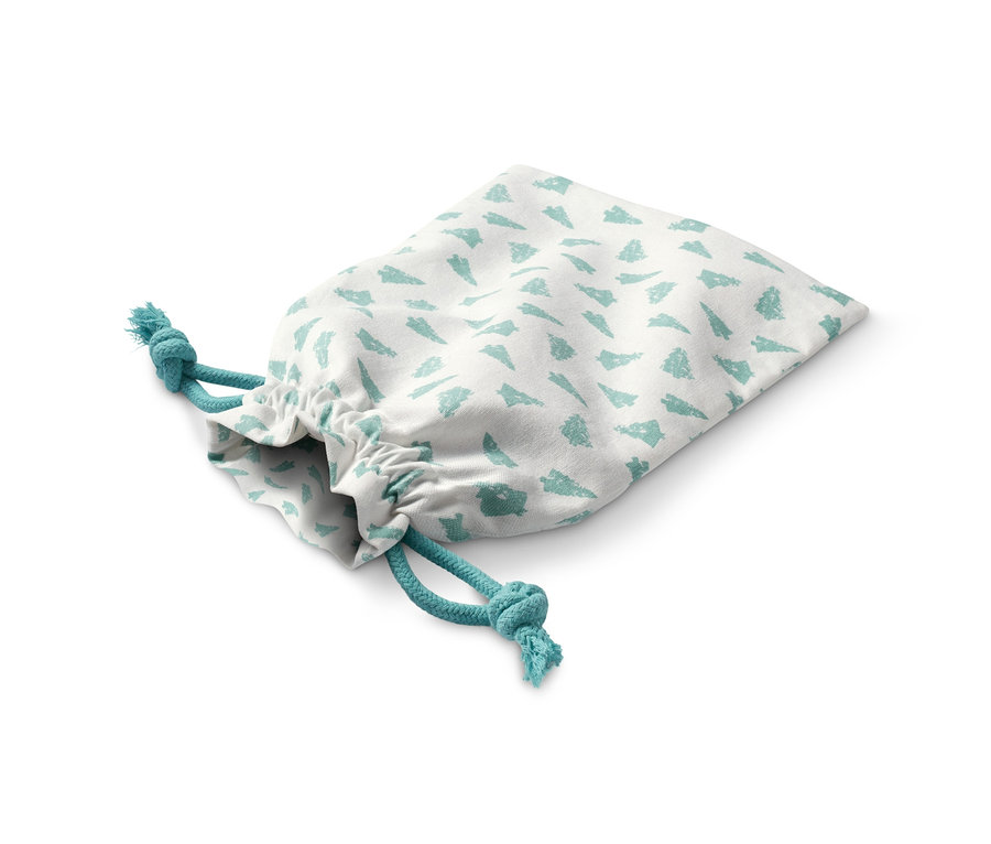 Un sac à cadeaux blanc avec des motifs géométriques verts et un cordon de serrage.