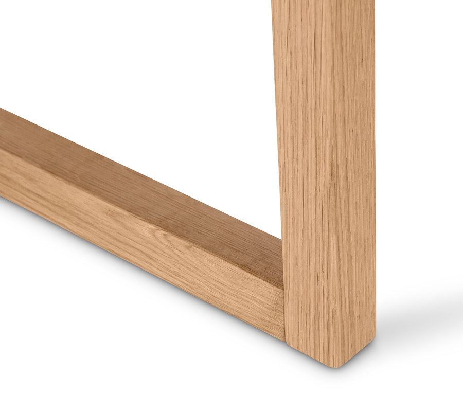 Gros plan sur le pied d'une table basse ronde.