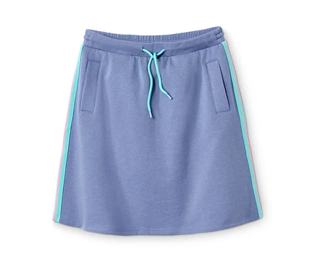 Une robe molletonnée bleue avec du polyester recyclé, avec des poches et un cordon de serrage.