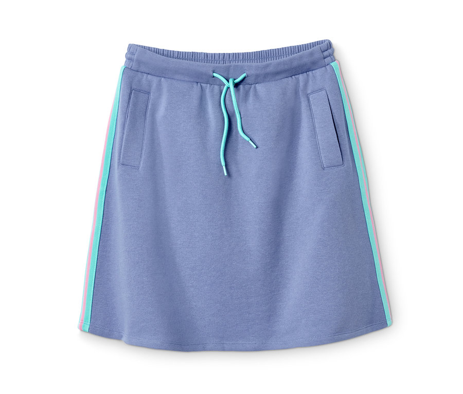 Une robe molletonnée bleue avec du polyester recyclé, avec des poches et un cordon de serrage.