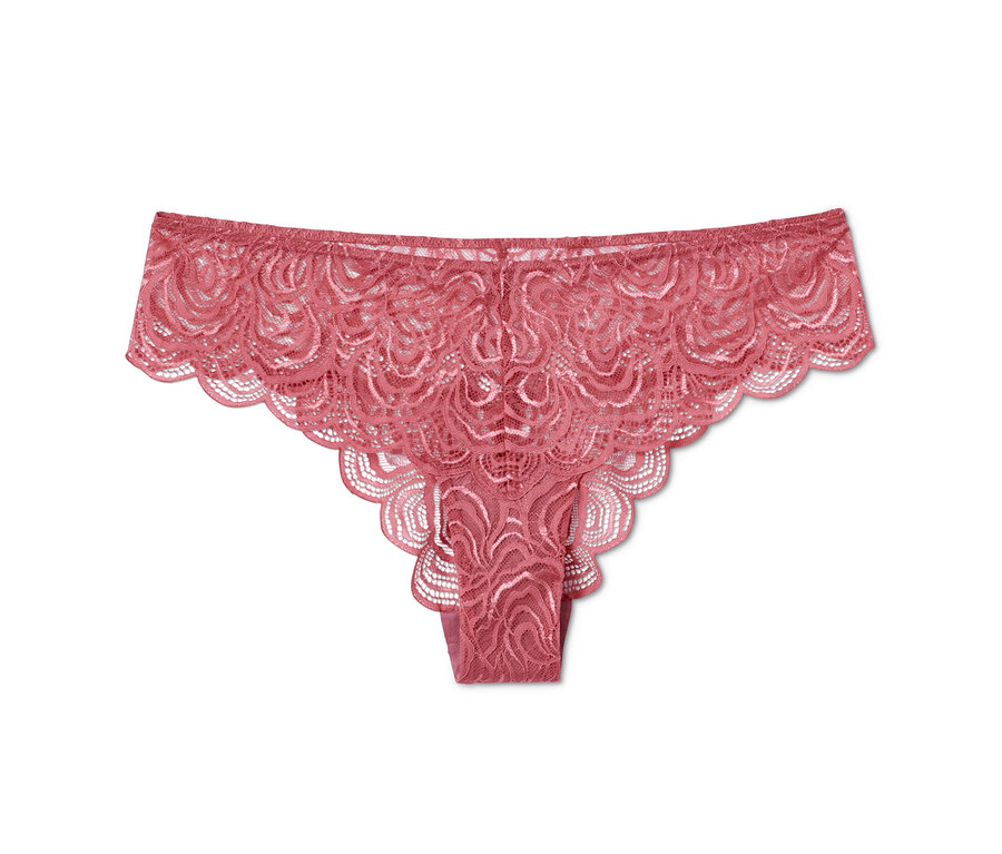 Mini-slip rose en dentelle sur fond blanc.