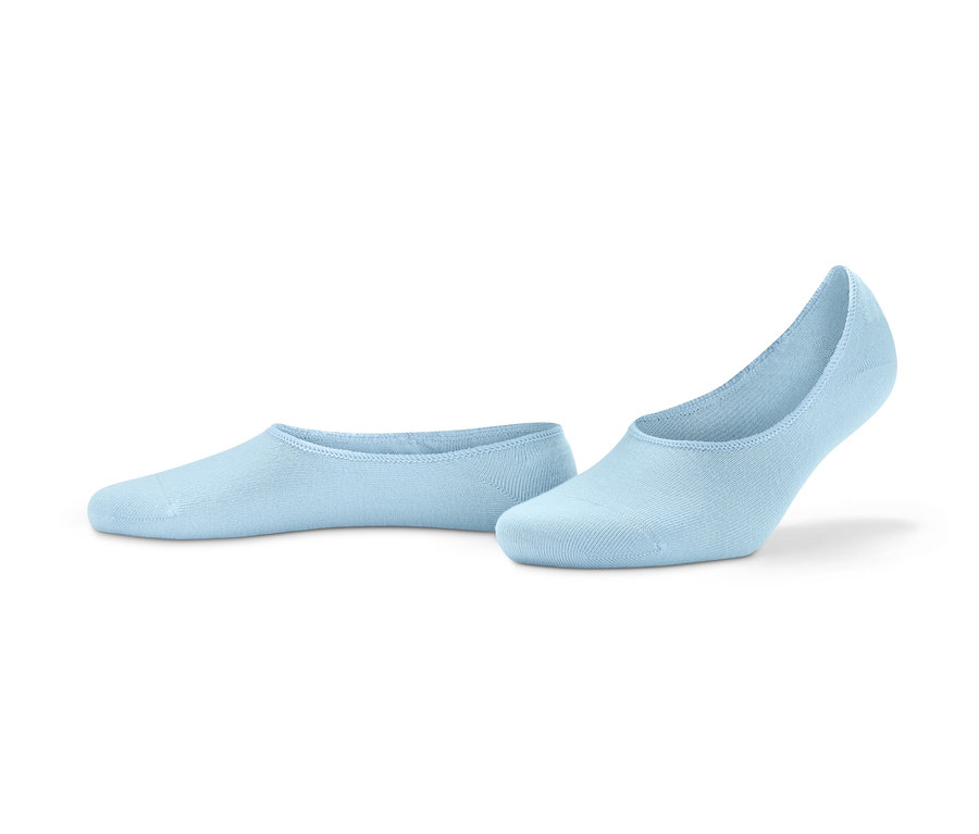 Deux paires de socquettes invisibles pour baskets sur une surface blanche.