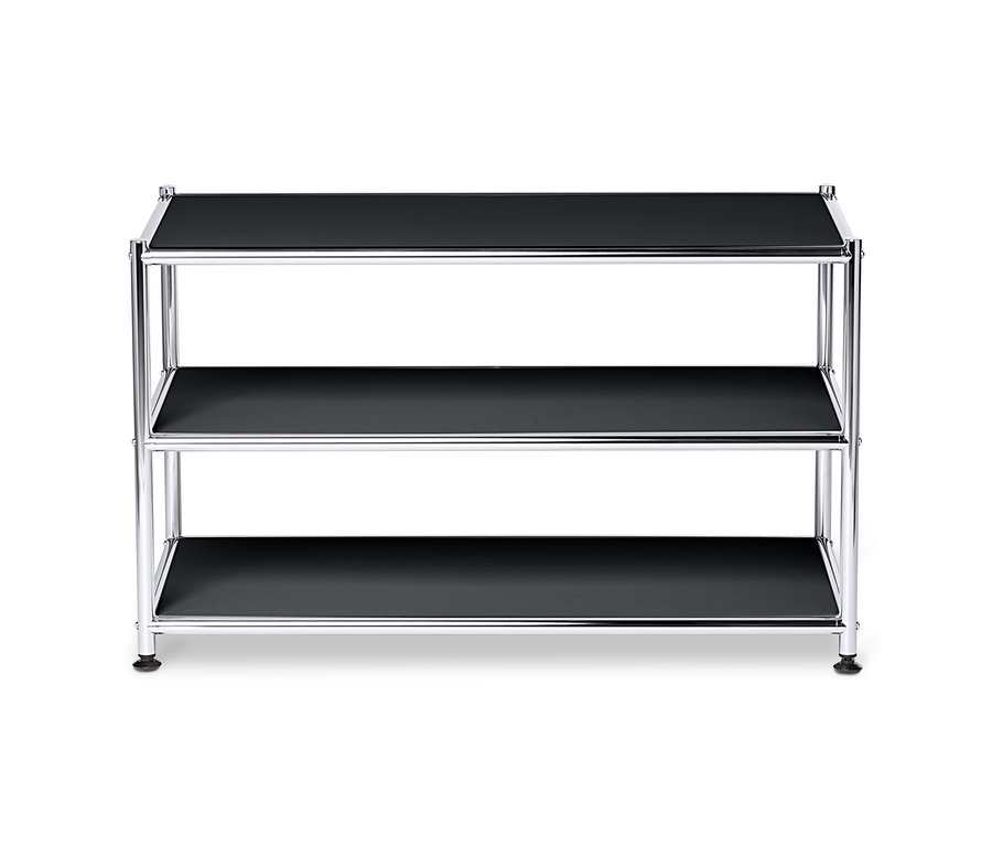 Table basse en métal noir « CN3 » avec étagères ouvertes.