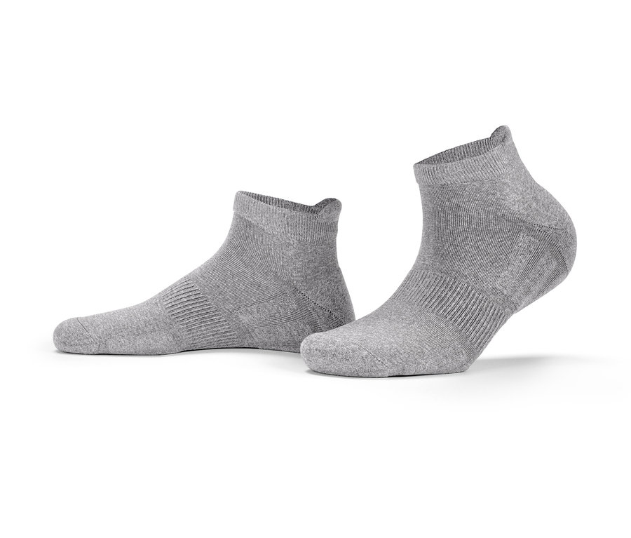 Deux chaussettes de sport unisexes grises sur fond blanc.