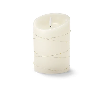 Une bougie blanche à LED en cire véritable avec une micro-guirlande lumineuse.