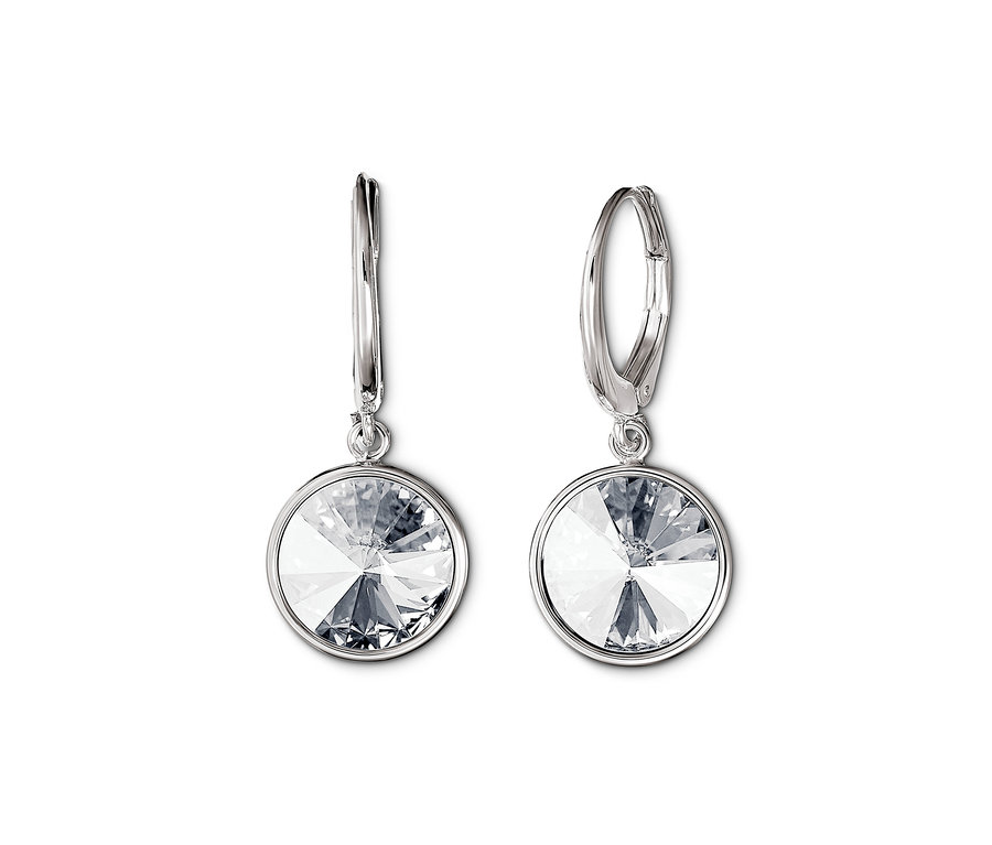 Deux pendants d’oreilles avec cristaux rivoli Swarovski® sur fond blanc.