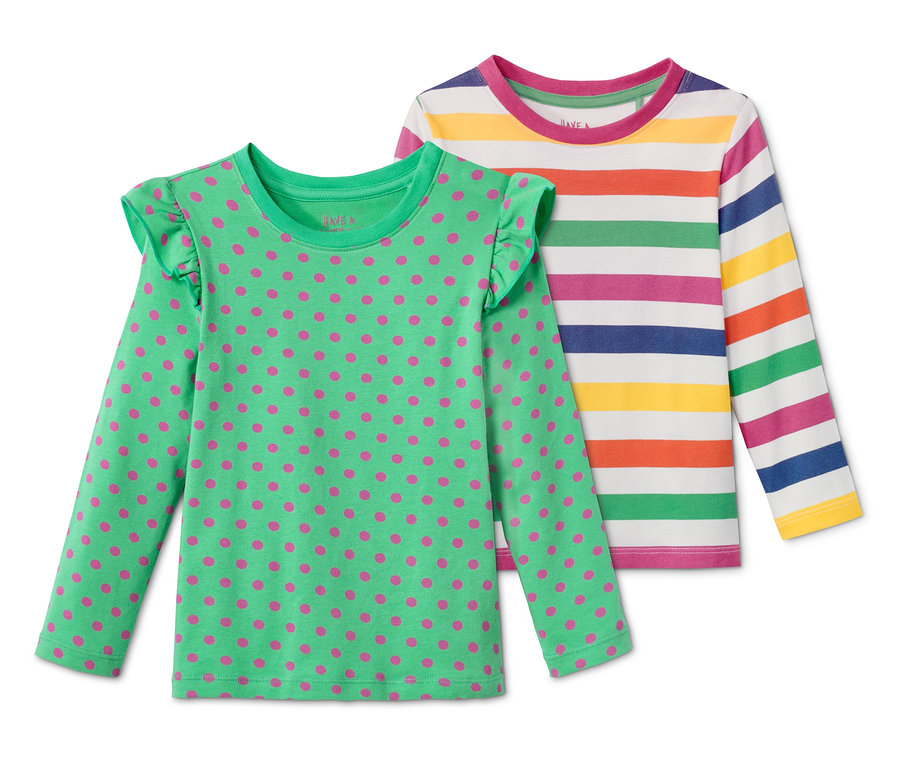 Deux t-shirts à manches longues : un vert à pois roses et un rayé.