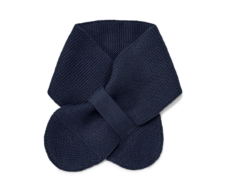 Gros plan d'une écharpe en tricot pour tout-petits.
