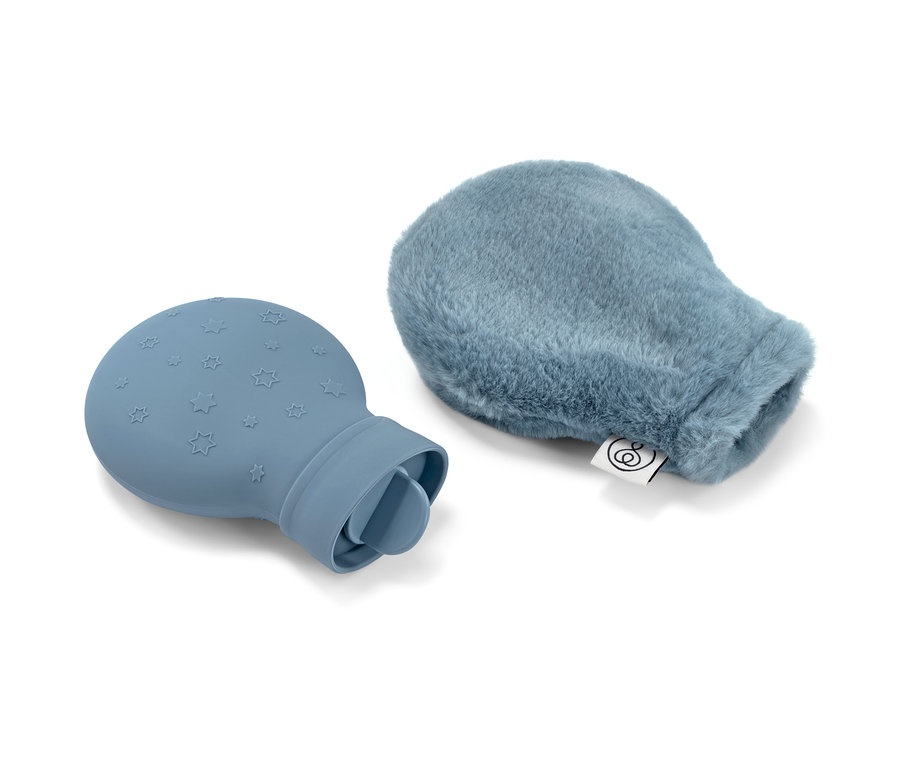 Une mini-bouillotte bleue avec des étoiles et une mini-bouillotte bleue avec une housse en peluche sont posées sur un fond blanc.