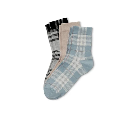 Trois paires de chaussettes noires, beiges et à carreaux bleus.