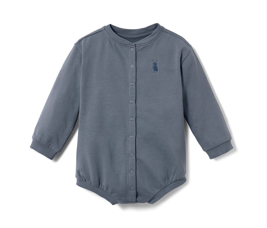 Barboteuse en sweat bleu pour bébé avec manches longues et fermeture à boutons-pression.