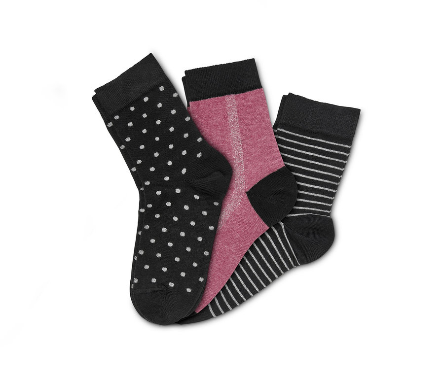 Trois paires de chaussettes sont posées sur un fond blanc.
