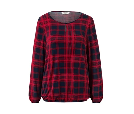 Blouse à carreaux rouge et bleu à manches longues.