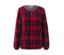 Blouse à carreaux rouge et bleu à manches longues.