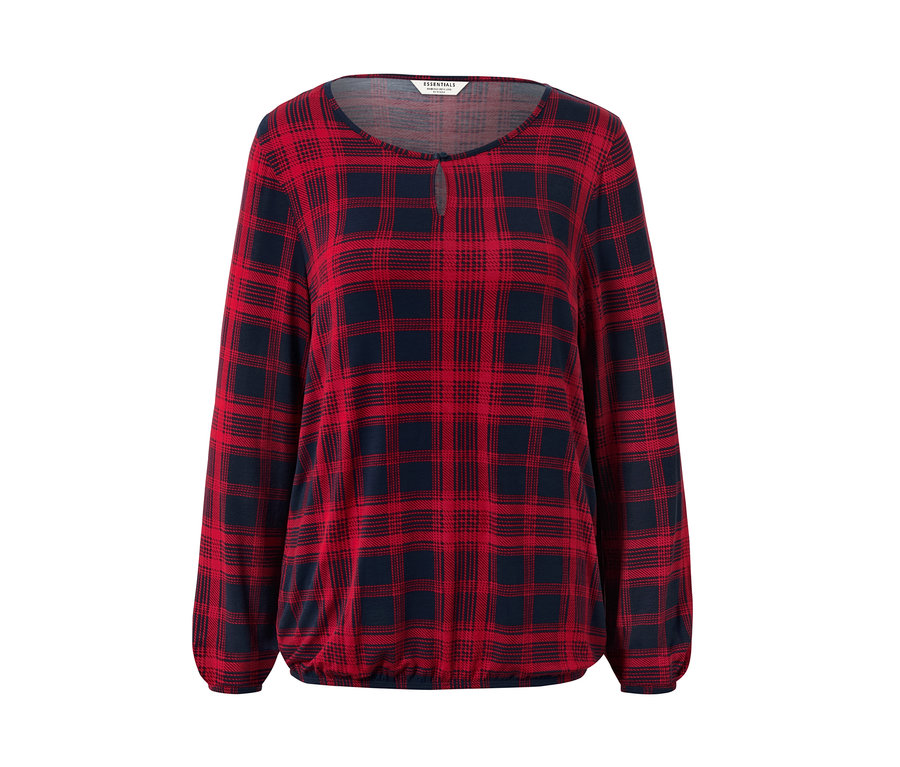 Blouse à carreaux rouge et bleu à manches longues.