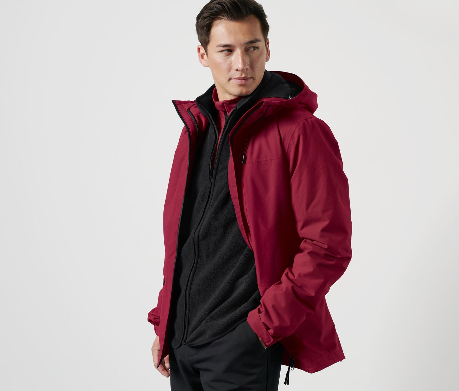 Un homme pose en veste d'extérieur avec gilet.