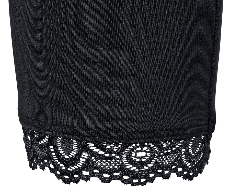 Détail d'un legging 3/4 noir avec bordure en dentelle.