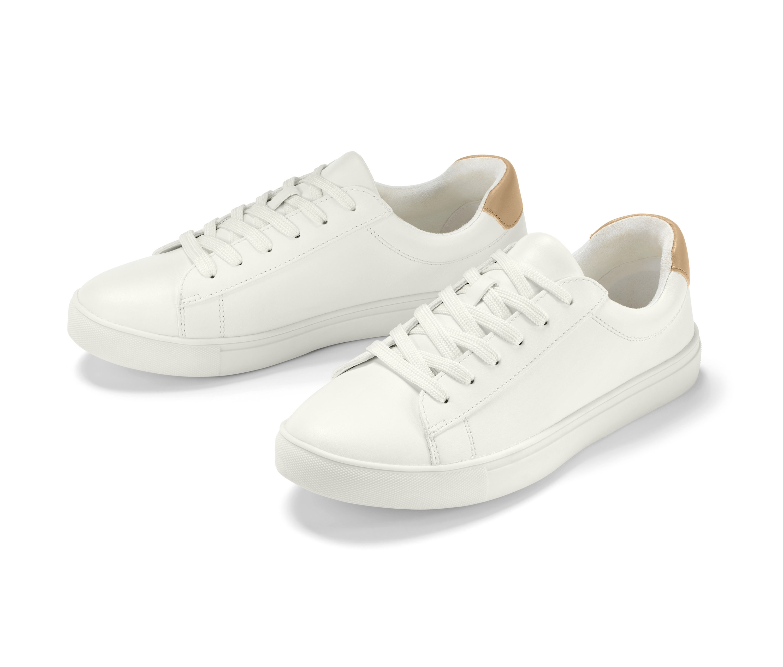 Deux paires de baskets en cuir sur fond blanc.