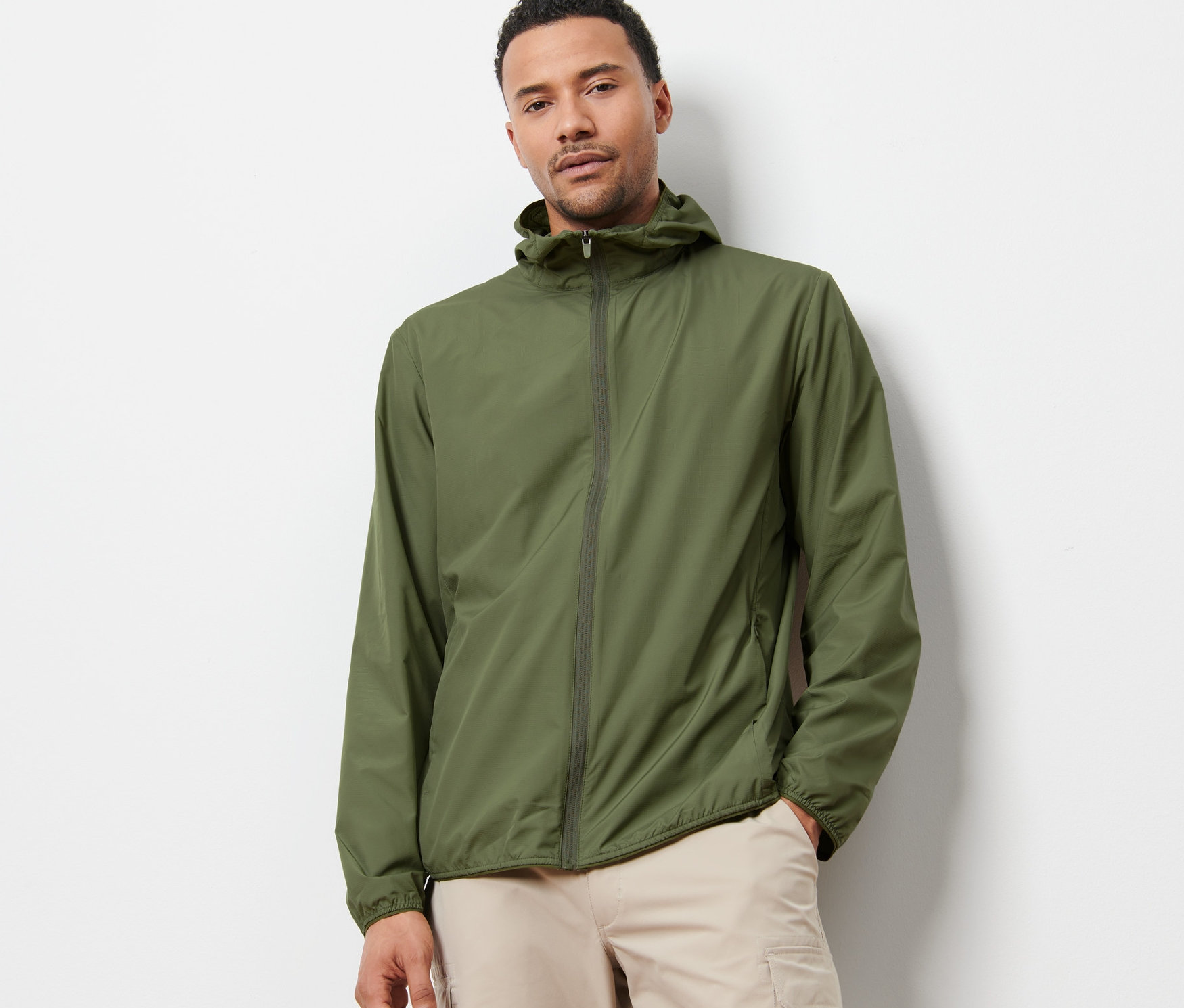 Un homme porte une veste fonctionnelle ultralégère.