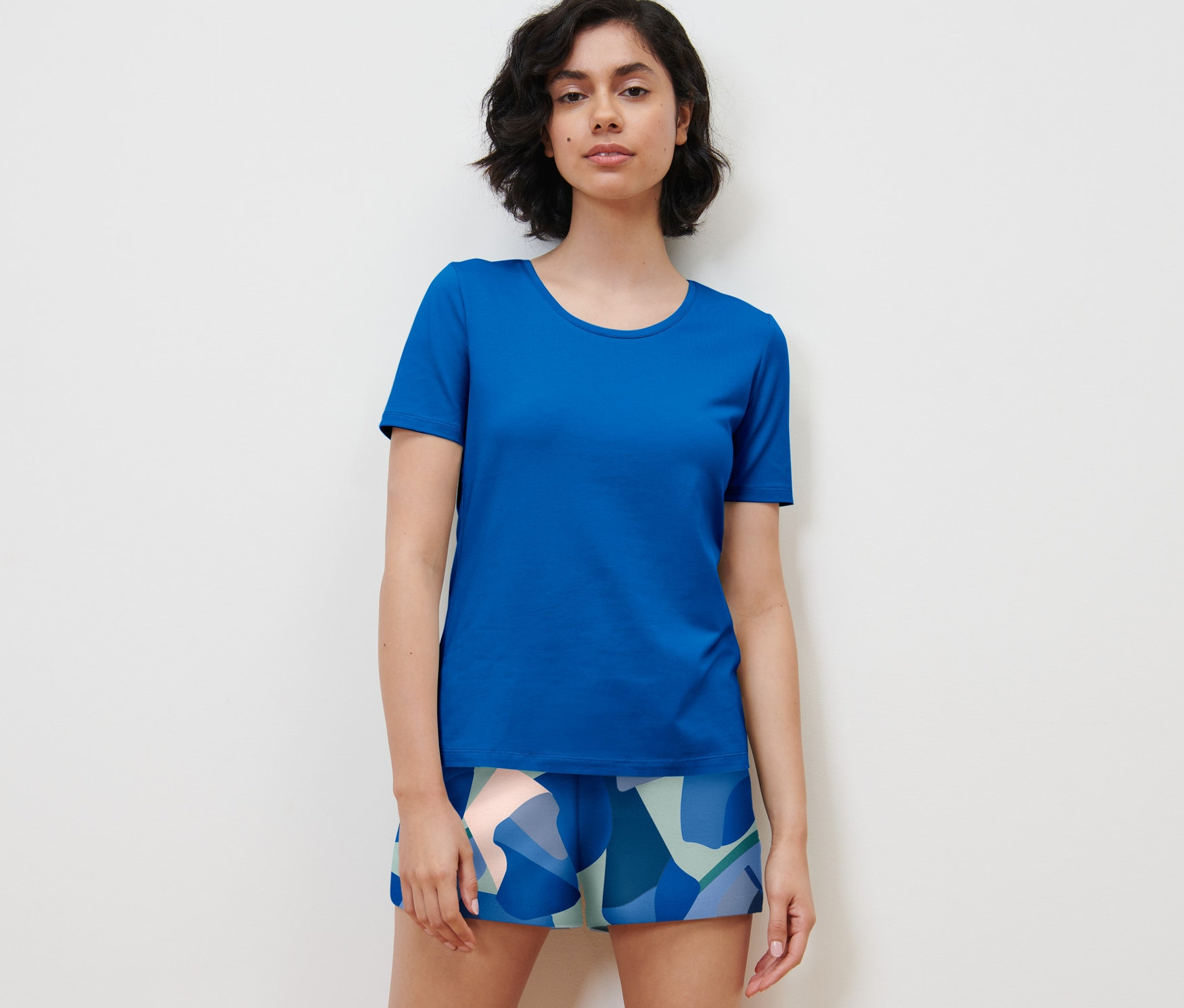 Femme portant un pyjashort.