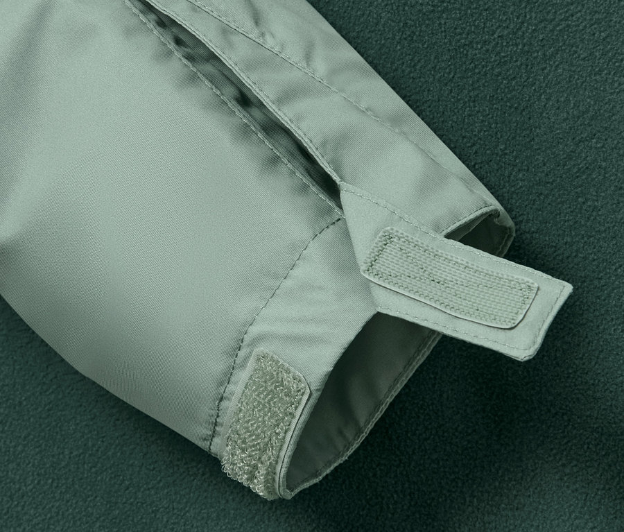 Détail de la manche d'une veste polyvalente pour enfant avec velcro.