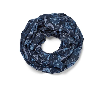 Un foulard loop imprimé avec un motif floral bleu.