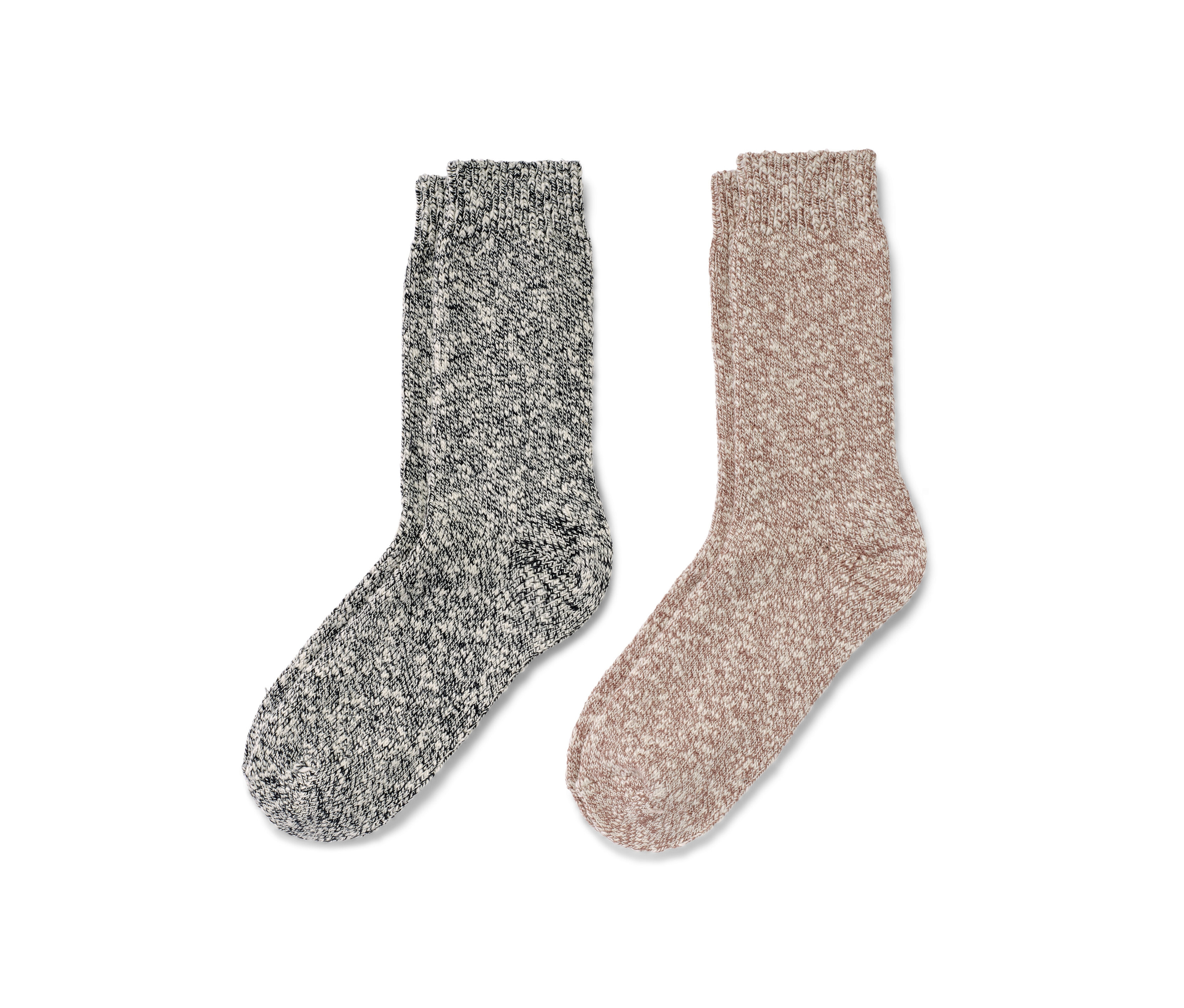 Deux paires de chaussettes en maille côte à côte, une grise et une beige.