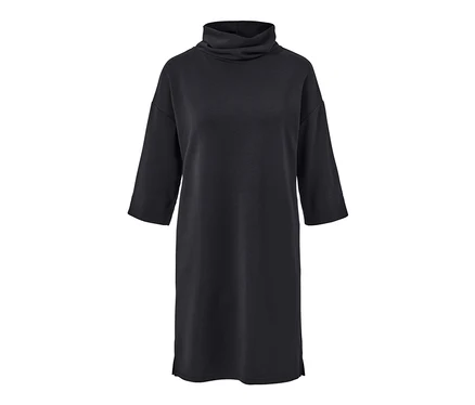Une robe sweat noire en mélange de modal avec col montant et manches trois quarts.