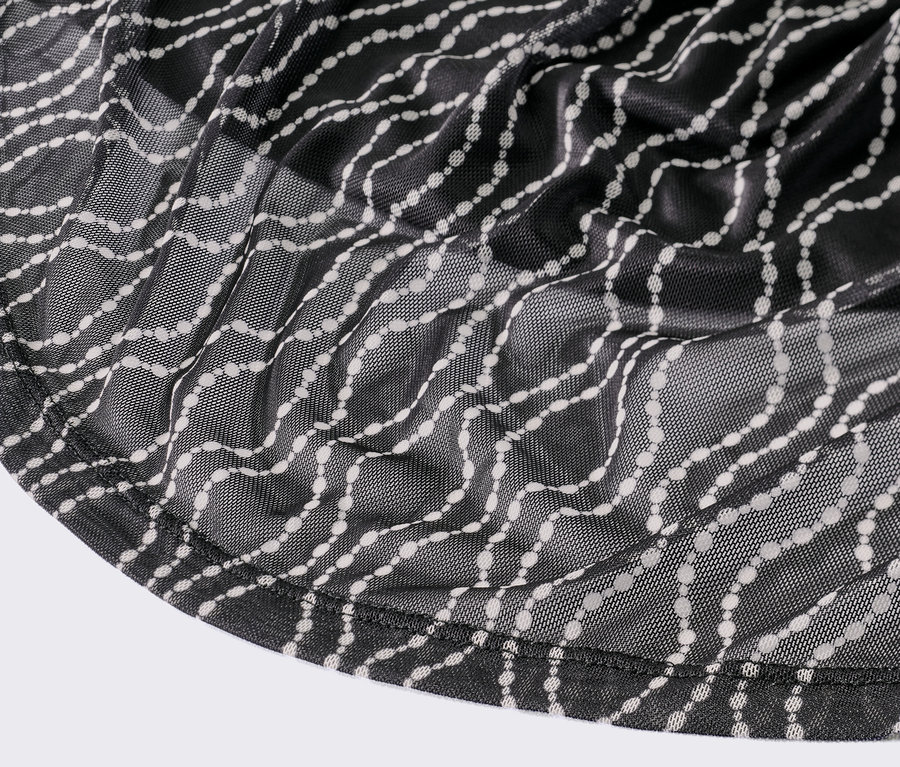 Détail d'une robe en mesh imprimée.
